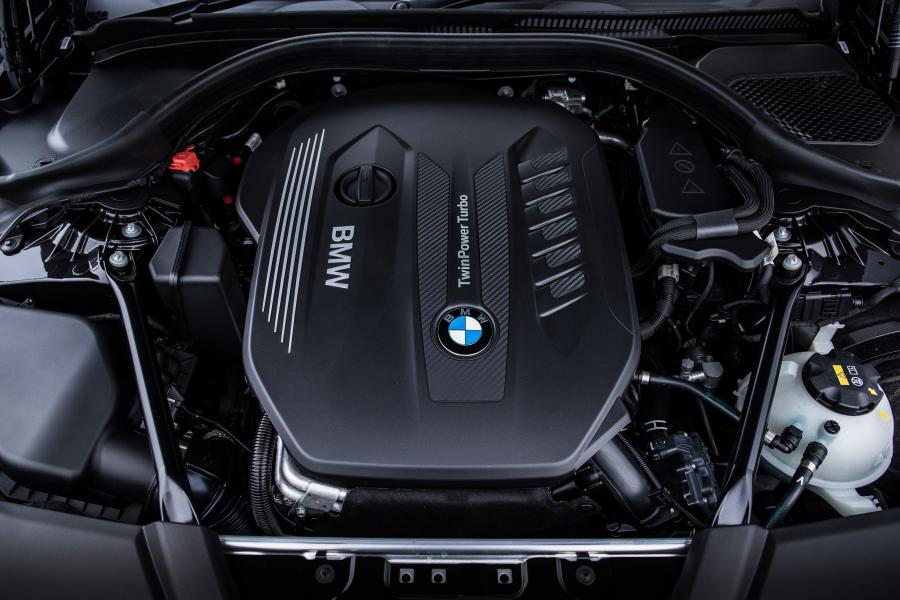 Моторный отсек BMW 530i xDrive Sedan M Sport 2017 года  (UK) (фото 18 из 23)
